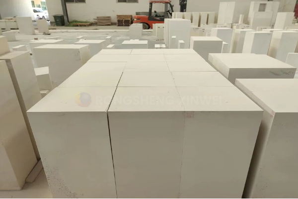 Sintered zirconium corundum bricks
