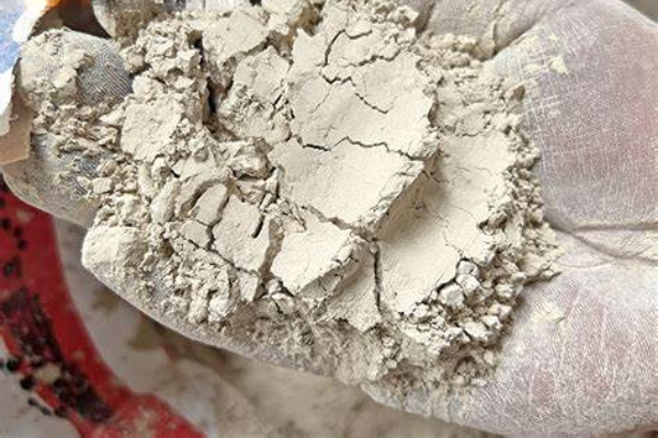 Aluminate refractory cement