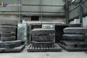 What are the factors that affect the life of furnace cover refractory materials?