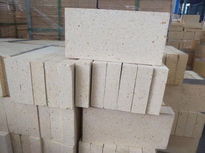 Alumina refractory brick